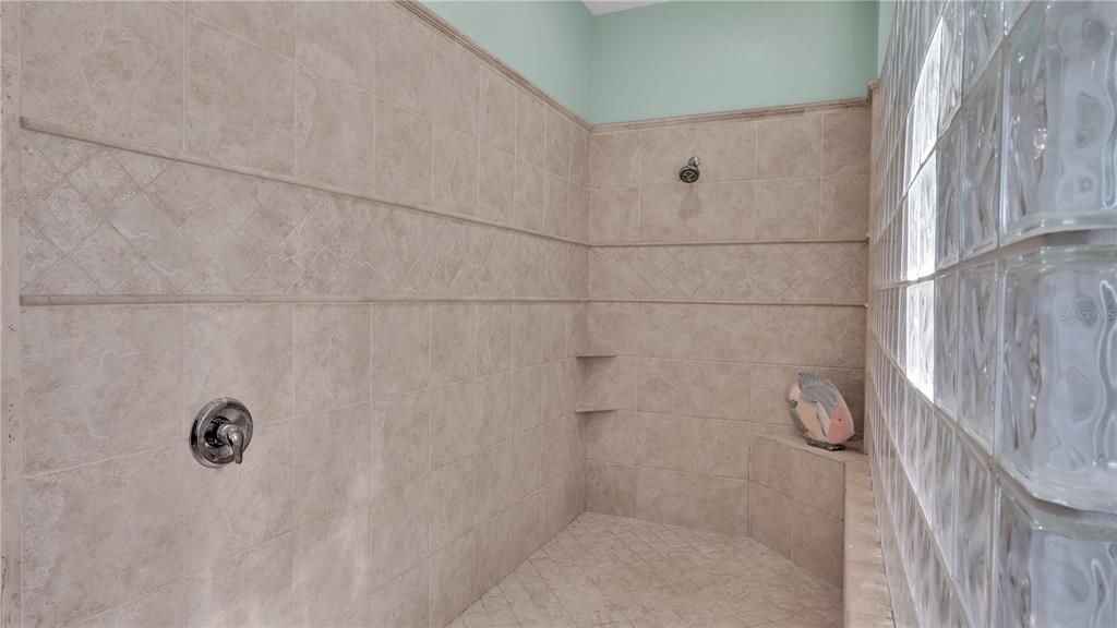 En Venta: $1,019,999 (6 camas, 3 baños, 4227 Pies cuadrados)