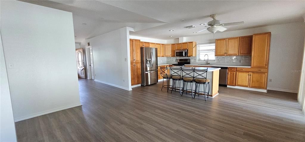 合同活跃: $377,700 (3 贝兹, 2 浴室, 1454 平方英尺)