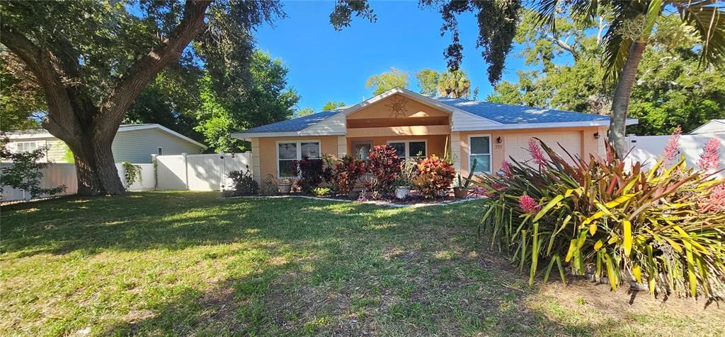 合同活跃: $377,700 (3 贝兹, 2 浴室, 1454 平方英尺)