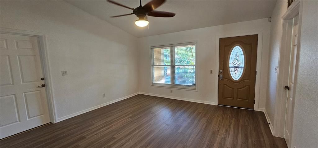 合同活跃: $377,700 (3 贝兹, 2 浴室, 1454 平方英尺)