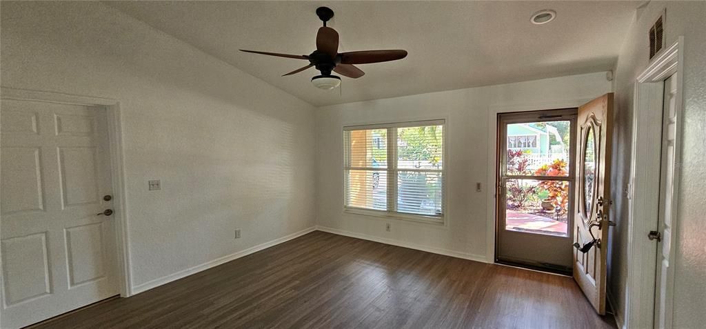 合同活跃: $377,700 (3 贝兹, 2 浴室, 1454 平方英尺)