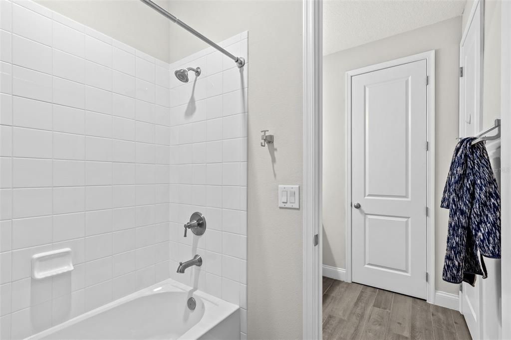 En Venta: $995,000 (4 camas, 3 baños, 2896 Pies cuadrados)