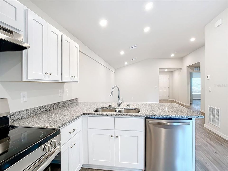 На продажу: $412,400 (4 спален, 0 ванн, 2086 Квадратных фут)