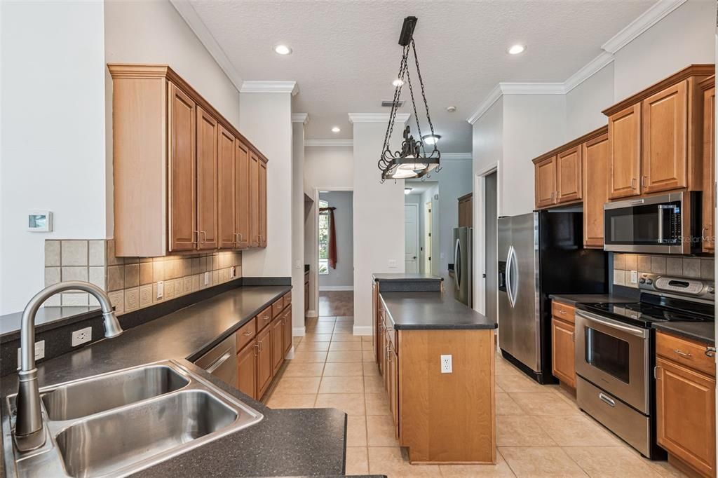 合同活跃: $485,000 (4 贝兹, 3 浴室, 2762 平方英尺)