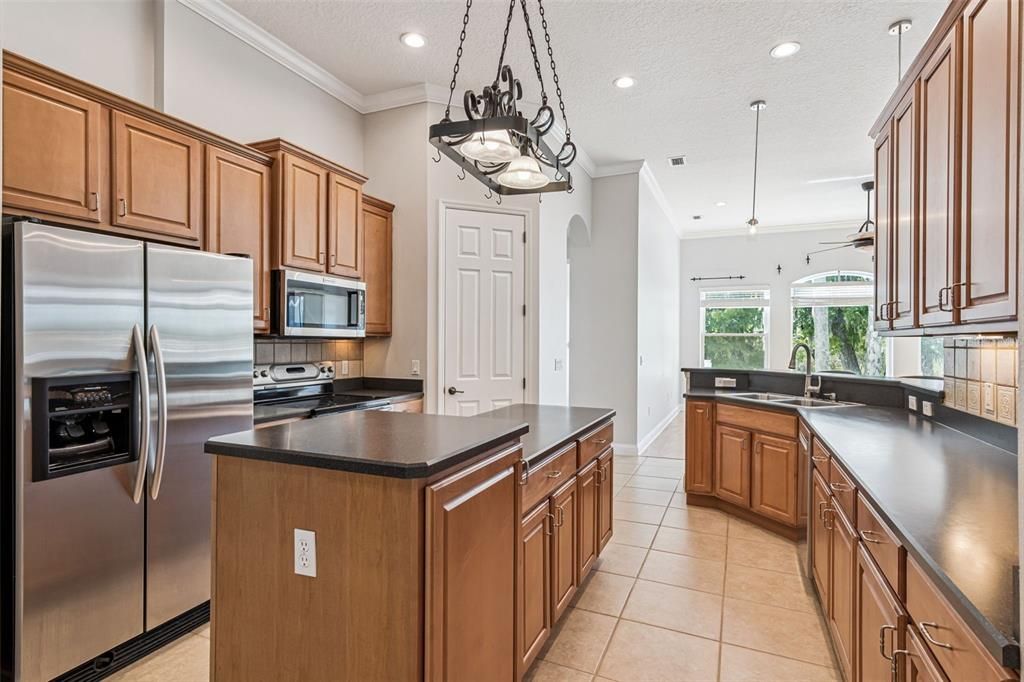 合同活跃: $485,000 (4 贝兹, 3 浴室, 2762 平方英尺)