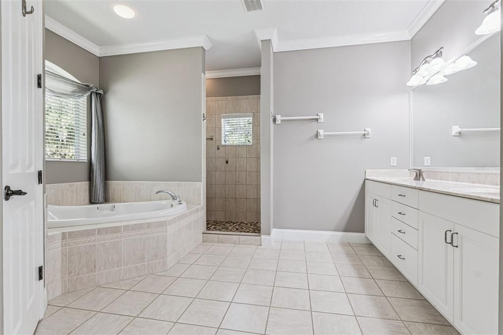 合同活跃: $485,000 (4 贝兹, 3 浴室, 2762 平方英尺)