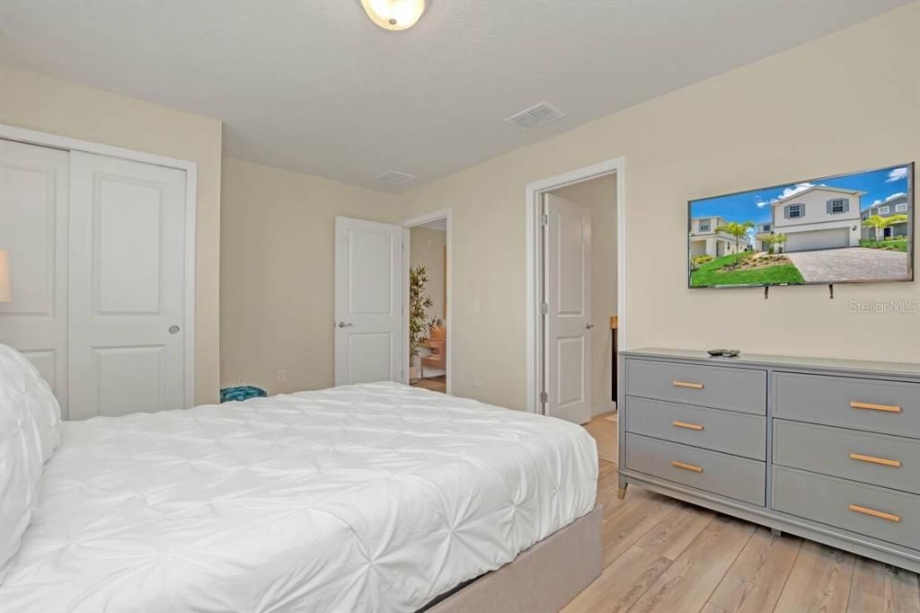 For Sale: $680,000 (5 beds, 4 baths, 2496 Square Feet)