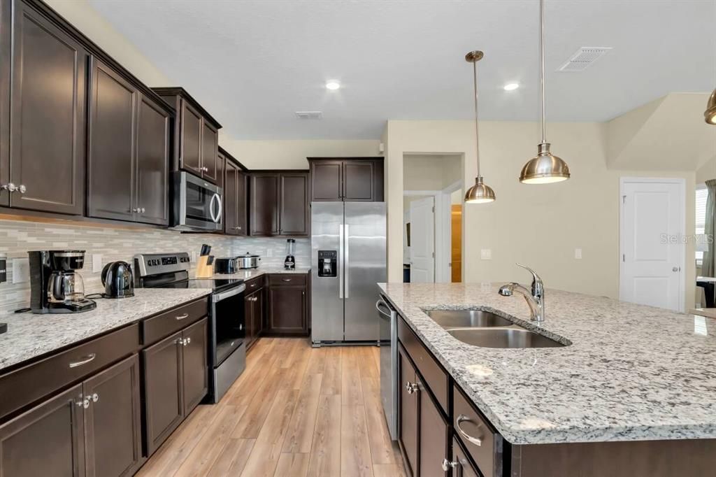 For Sale: $680,000 (5 beds, 4 baths, 2496 Square Feet)