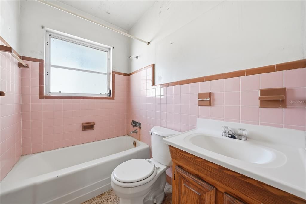 Под контрактом: $244,900 (2 спален, 1 ванн, 987.5 Квадратных фут)