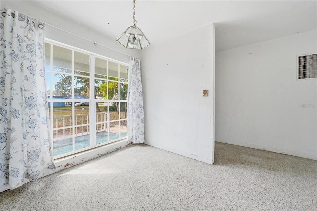 Под контрактом: $244,900 (2 спален, 1 ванн, 987.5 Квадратных фут)