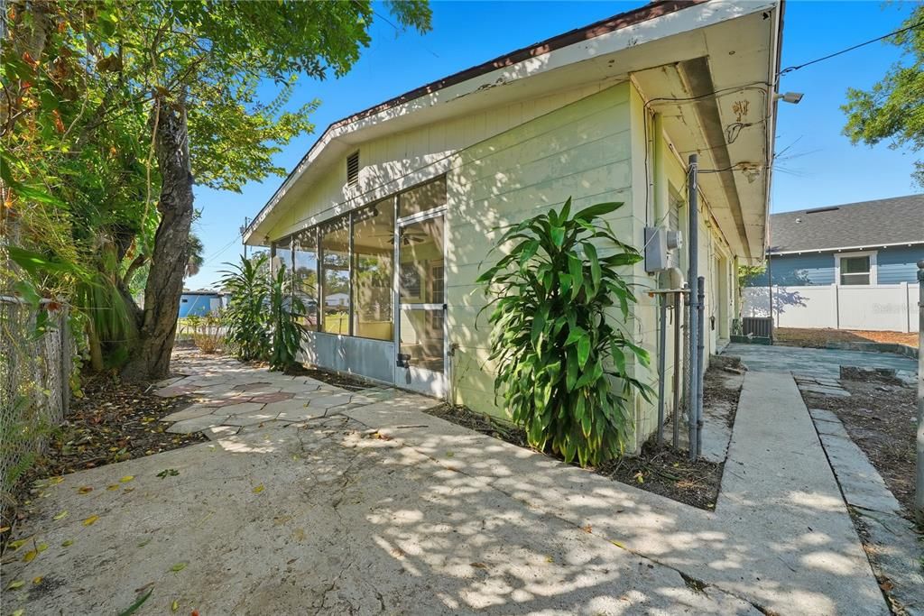 Под контрактом: $244,900 (2 спален, 1 ванн, 987.5 Квадратных фут)