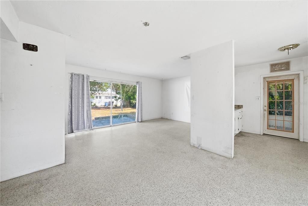 Под контрактом: $244,900 (2 спален, 1 ванн, 987.5 Квадратных фут)