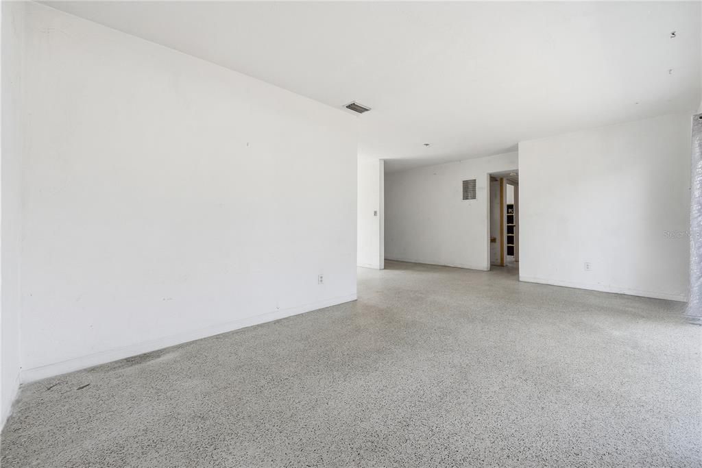 Под контрактом: $244,900 (2 спален, 1 ванн, 987.5 Квадратных фут)