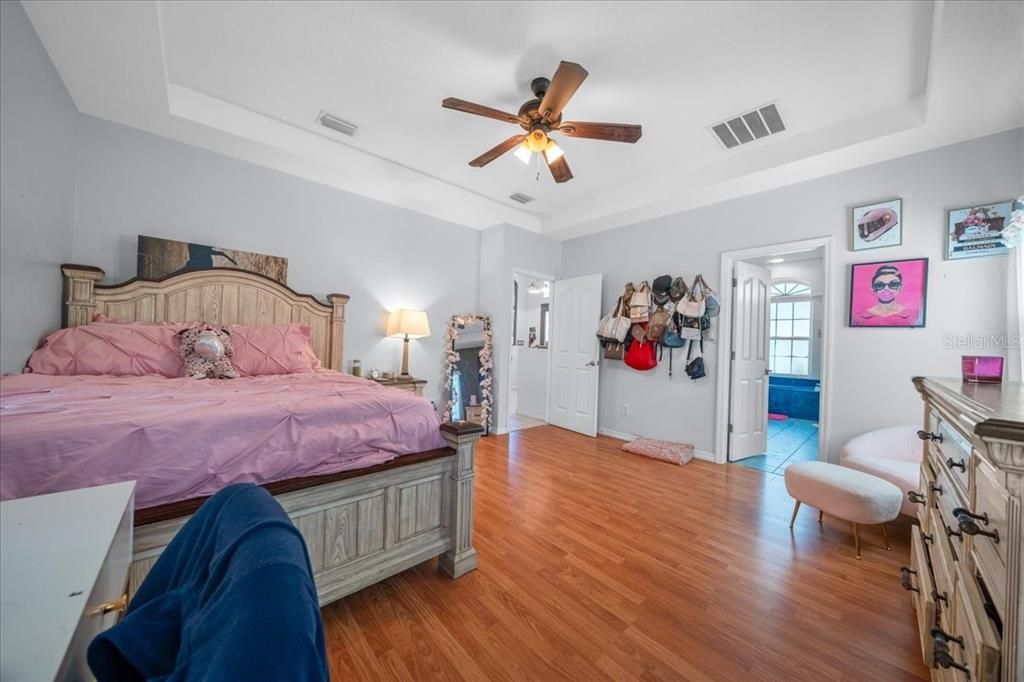 For Sale: $299,000 (3 beds, 2 baths, 1884 Square Feet)