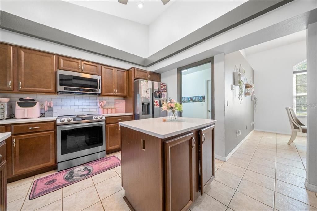 For Sale: $299,000 (3 beds, 2 baths, 1884 Square Feet)