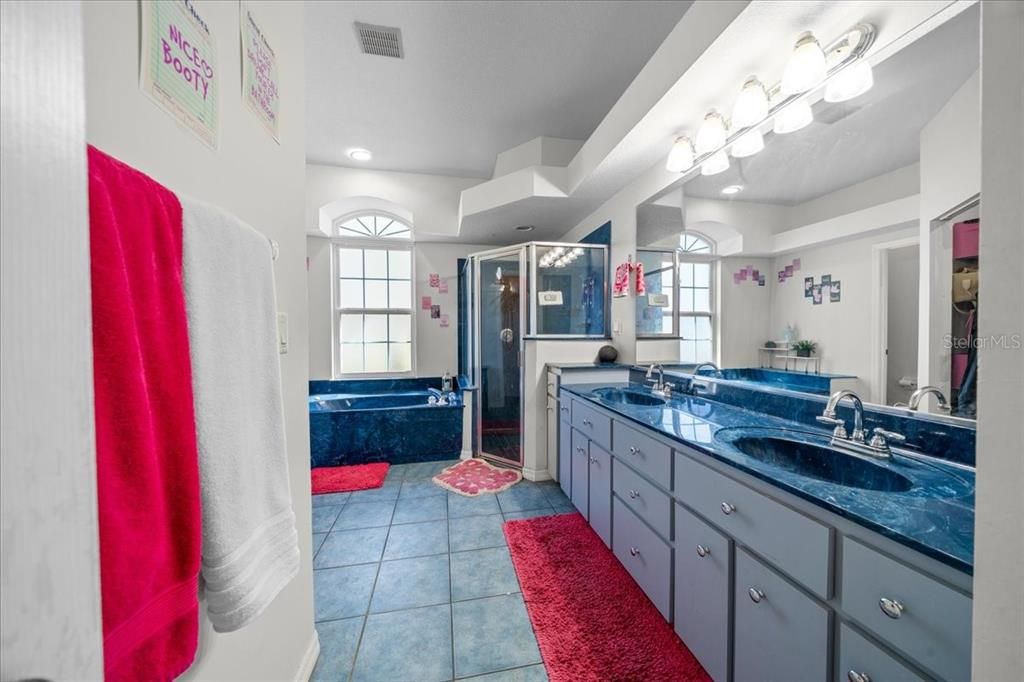 For Sale: $299,000 (3 beds, 2 baths, 1884 Square Feet)