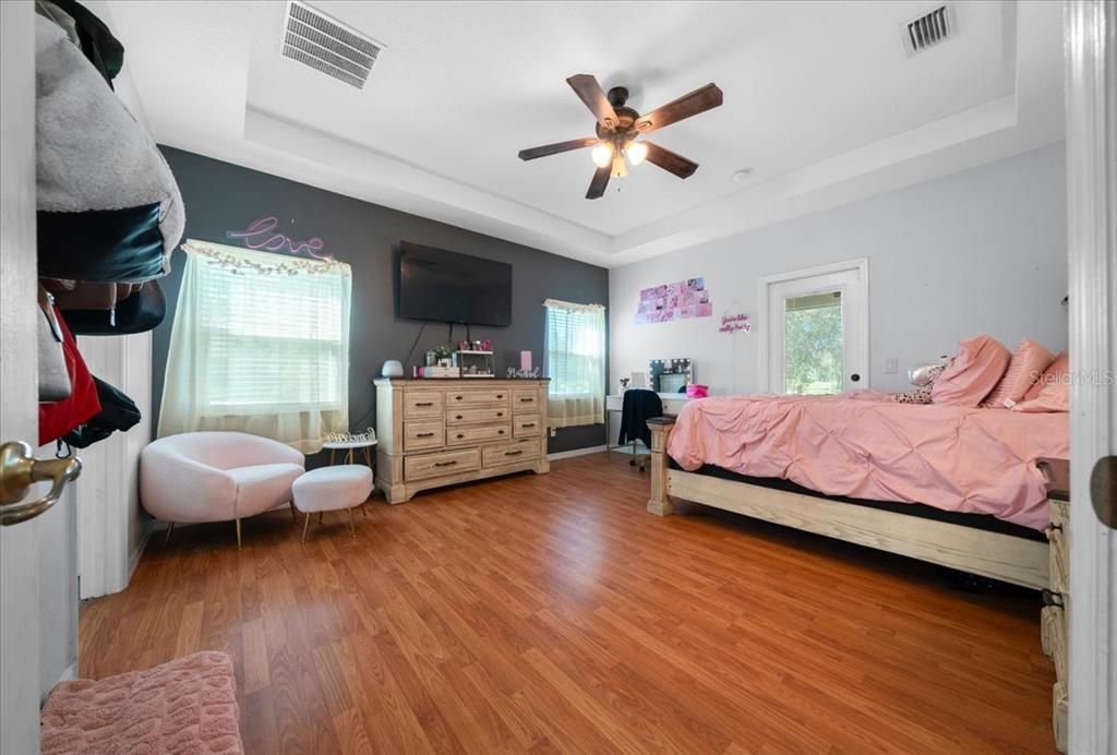 For Sale: $299,000 (3 beds, 2 baths, 1884 Square Feet)