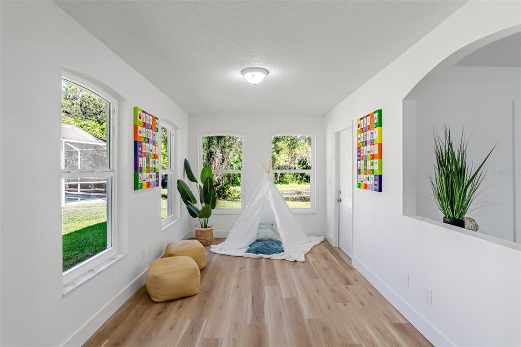 Под контрактом: $515,000 (3 спален, 2 ванн, 1698 Квадратных фут)