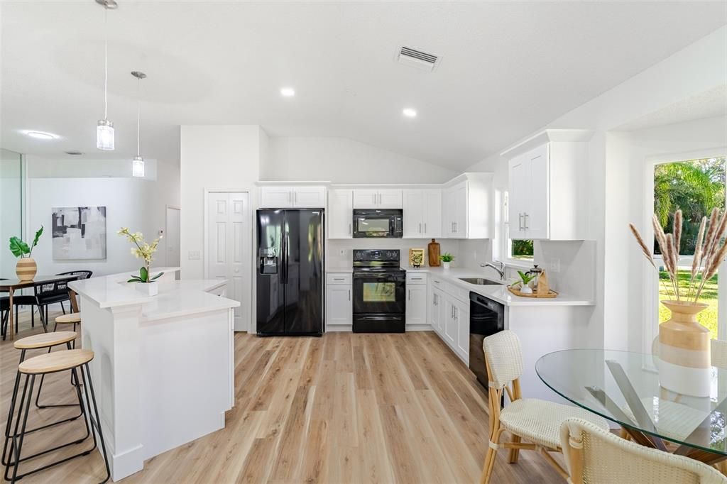 Под контрактом: $515,000 (3 спален, 2 ванн, 1698 Квадратных фут)