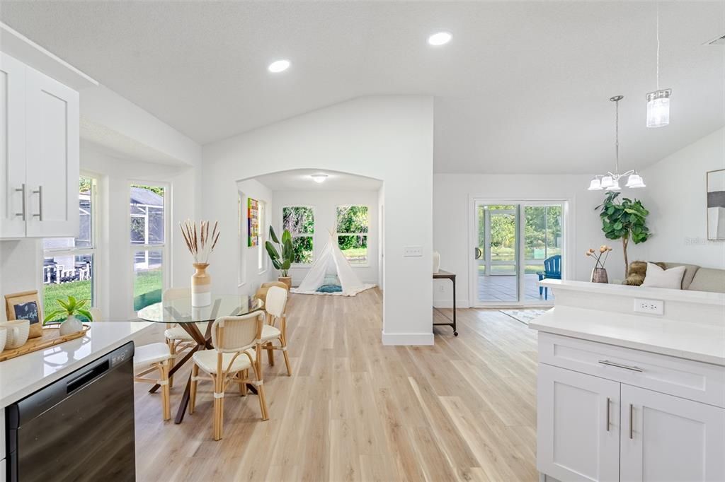 Под контрактом: $515,000 (3 спален, 2 ванн, 1698 Квадратных фут)