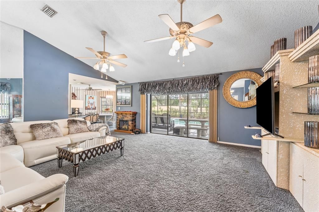 For Sale: $425,000 (3 beds, 2 baths, 1959 Square Feet)