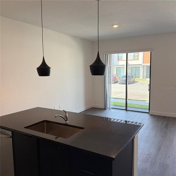 待售: $335,000 (3 贝兹, 3 浴室, 1361 平方英尺)