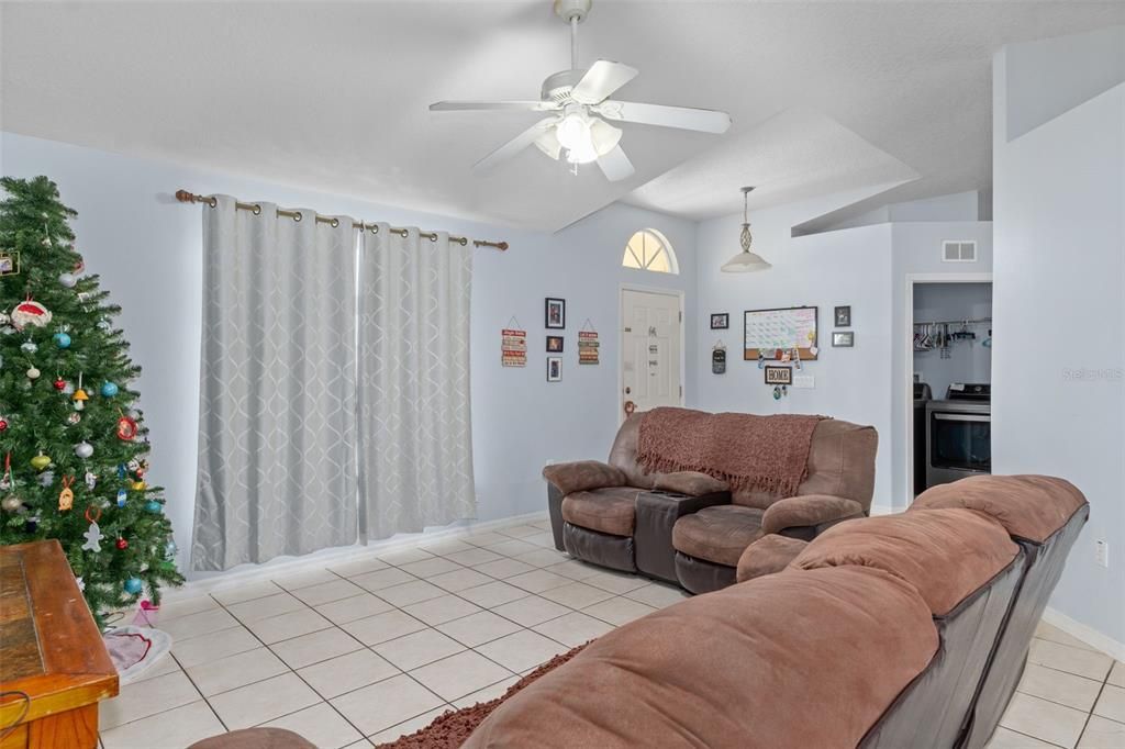 En Venta: $299,000 (3 camas, 2 baños, 1745 Pies cuadrados)