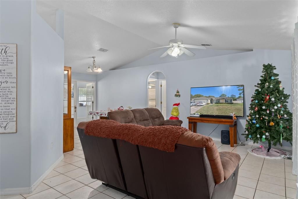 En Venta: $299,000 (3 camas, 2 baños, 1745 Pies cuadrados)