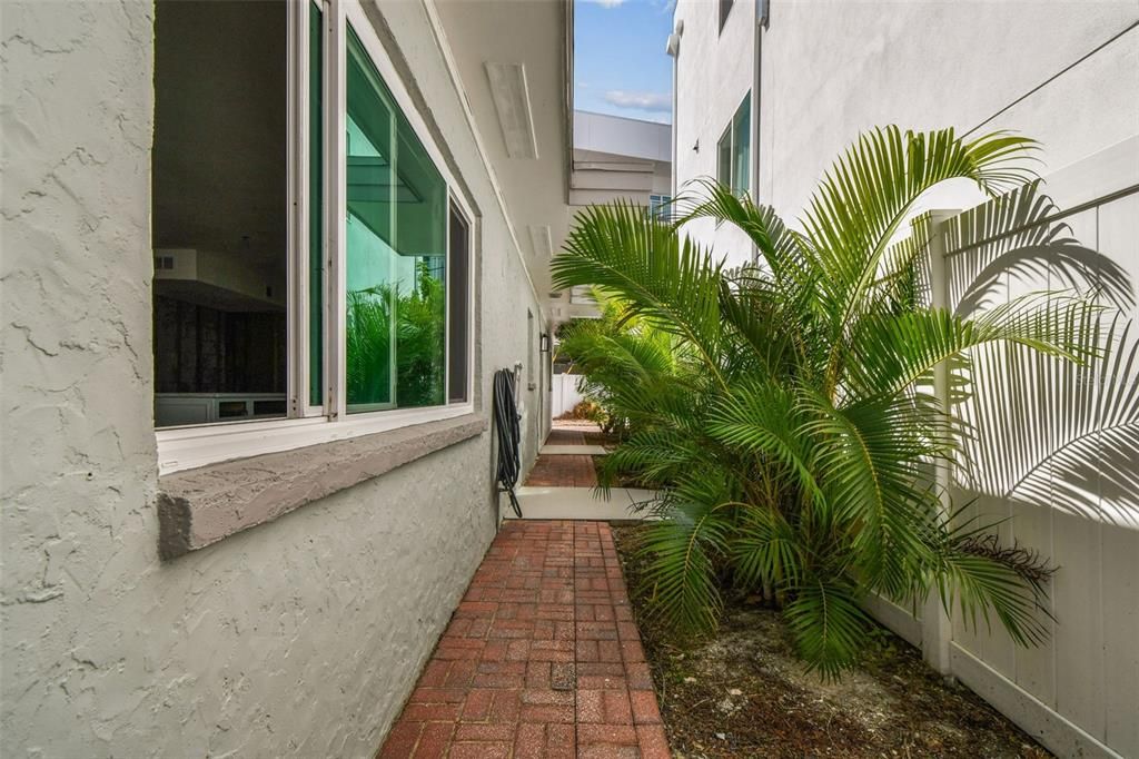 Под контрактом: $675,000 (3 спален, 0 ванн, 2138 Квадратных фут)