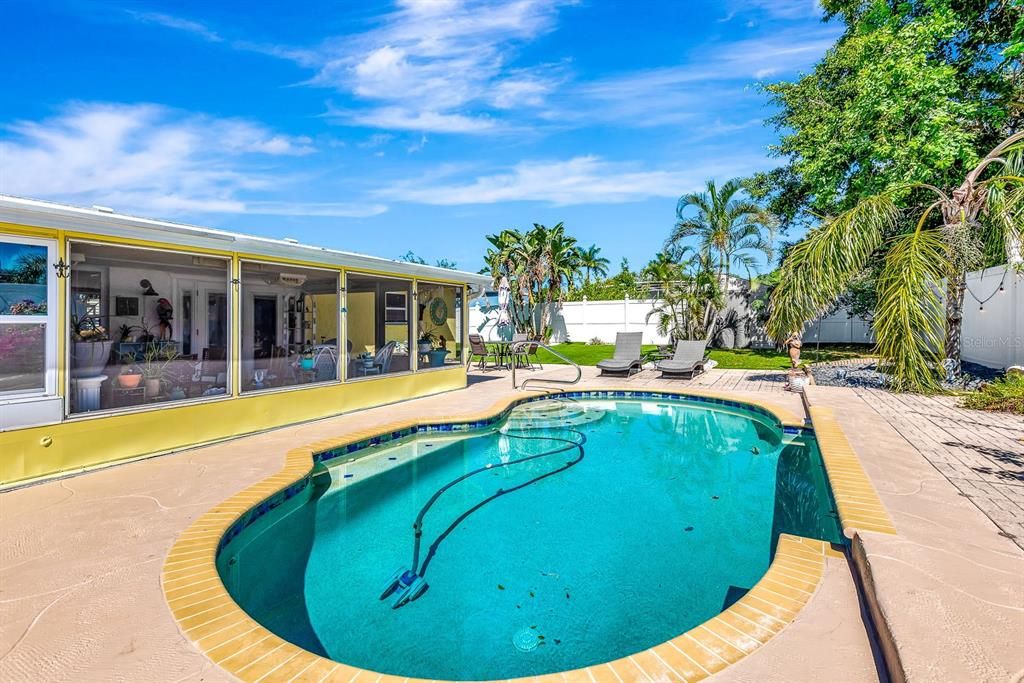 For Sale: $475,000 (3 beds, 2 baths, 1188 Square Feet)