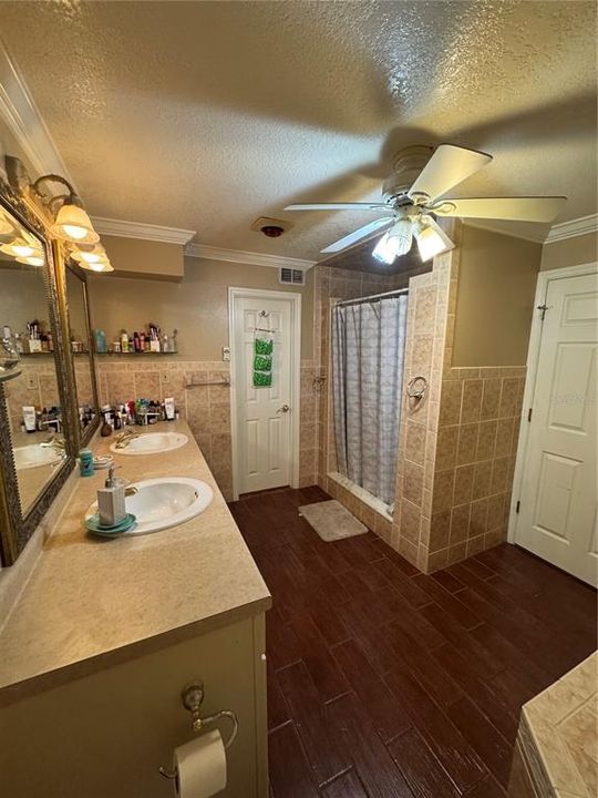 For Sale: $540,000 (5 beds, 3 baths, 2340 Square Feet)