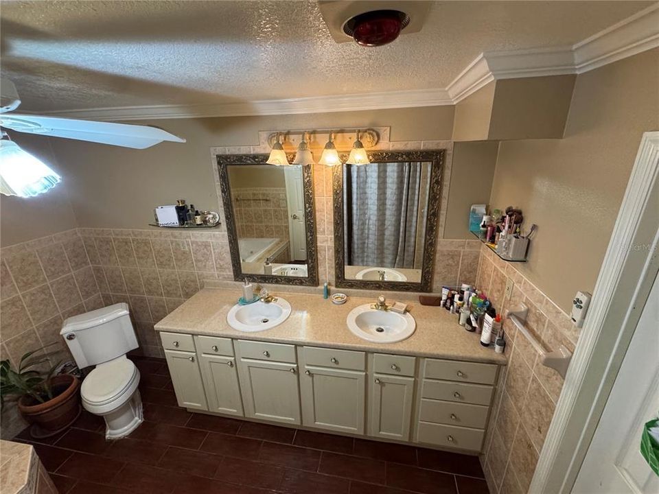 For Sale: $540,000 (5 beds, 3 baths, 2340 Square Feet)