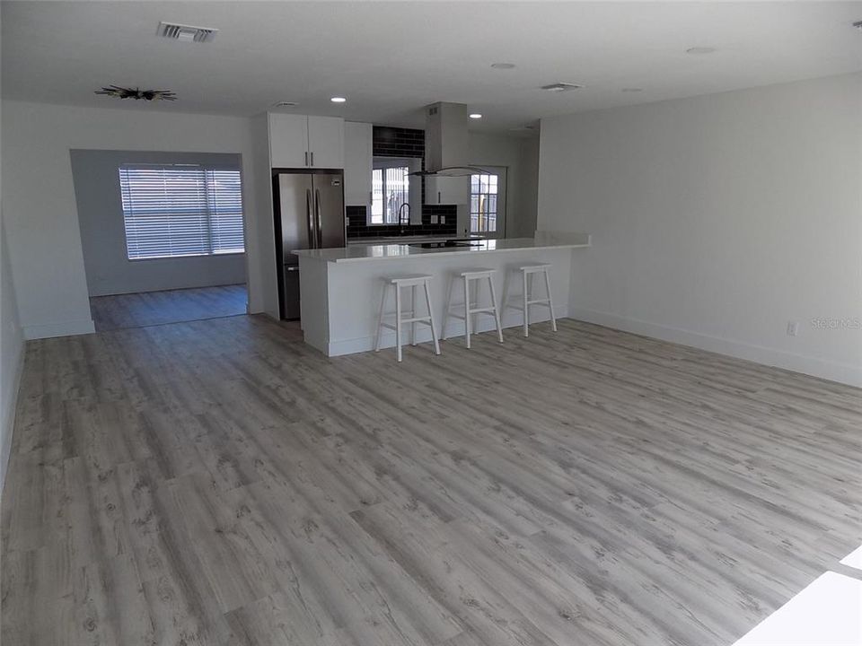 待售: $389,500 (2 贝兹, 2 浴室, 1358 平方英尺)