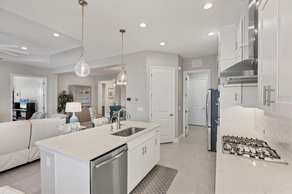 合同活跃: $679,900 (3 贝兹, 2 浴室, 2166 平方英尺)