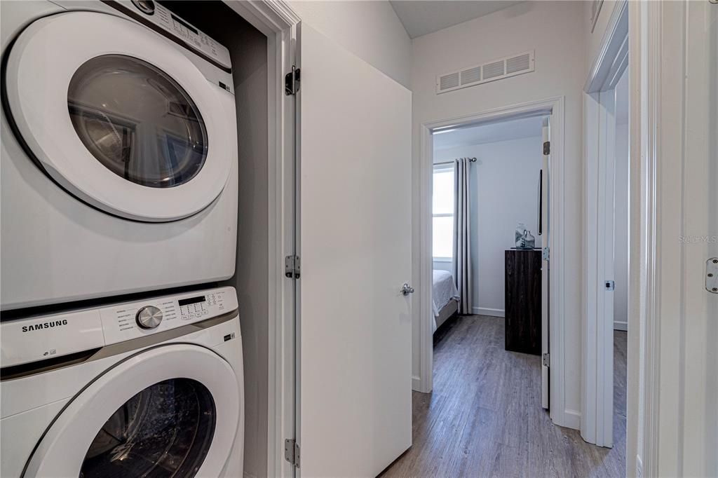 合同活跃: $329,999 (5 贝兹, 4 浴室, 1671 平方英尺)