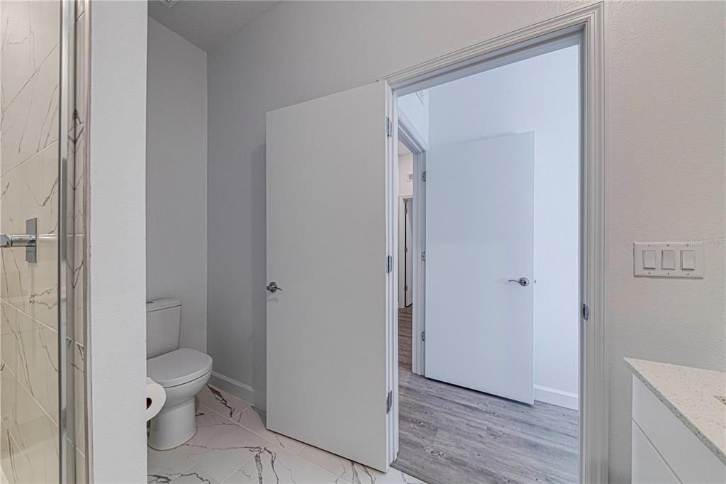 合同活跃: $329,999 (5 贝兹, 4 浴室, 1671 平方英尺)