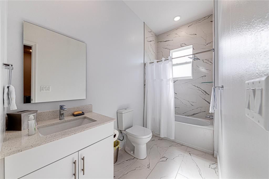 合同活跃: $329,999 (5 贝兹, 4 浴室, 1671 平方英尺)