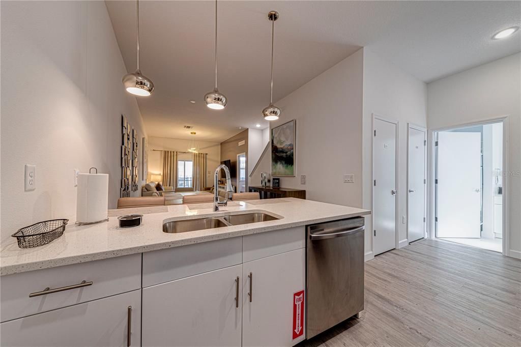 合同活跃: $329,999 (5 贝兹, 4 浴室, 1671 平方英尺)