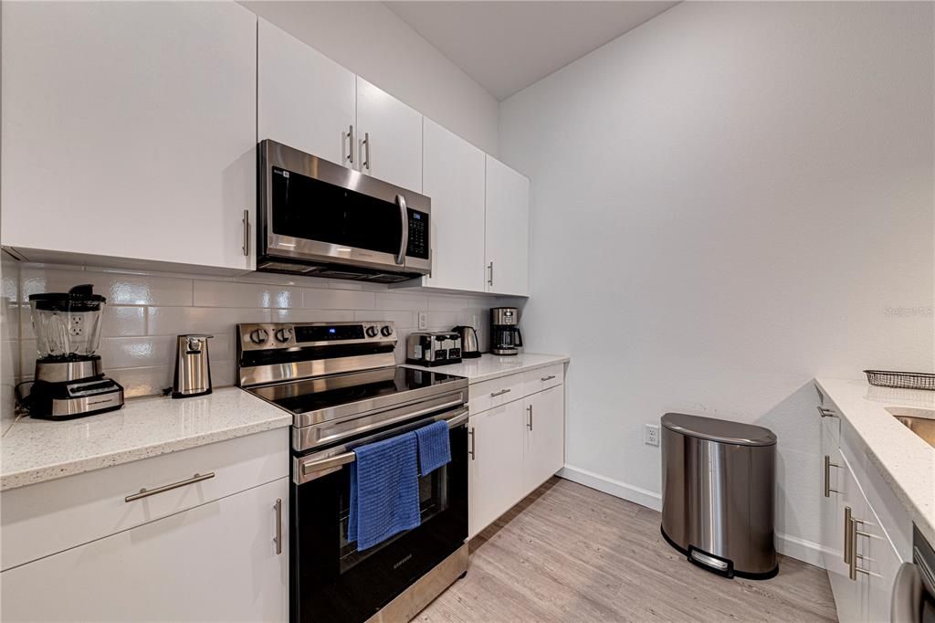 合同活跃: $329,999 (5 贝兹, 4 浴室, 1671 平方英尺)