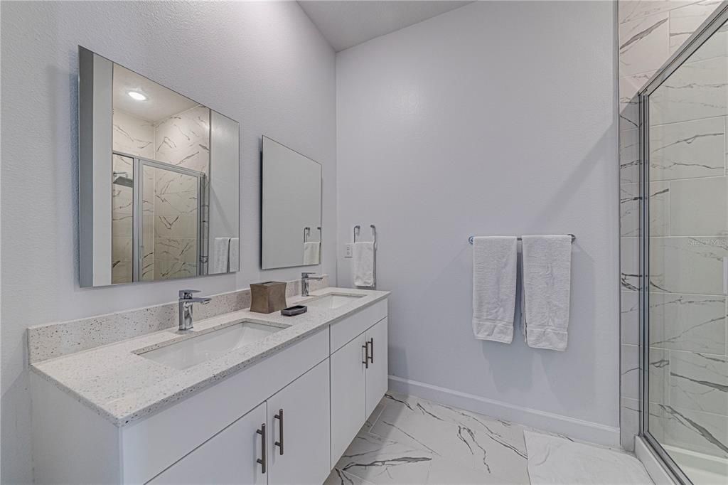 合同活跃: $329,999 (5 贝兹, 4 浴室, 1671 平方英尺)