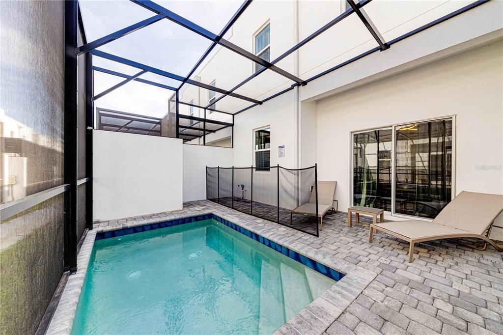 合同活跃: $329,999 (5 贝兹, 4 浴室, 1671 平方英尺)