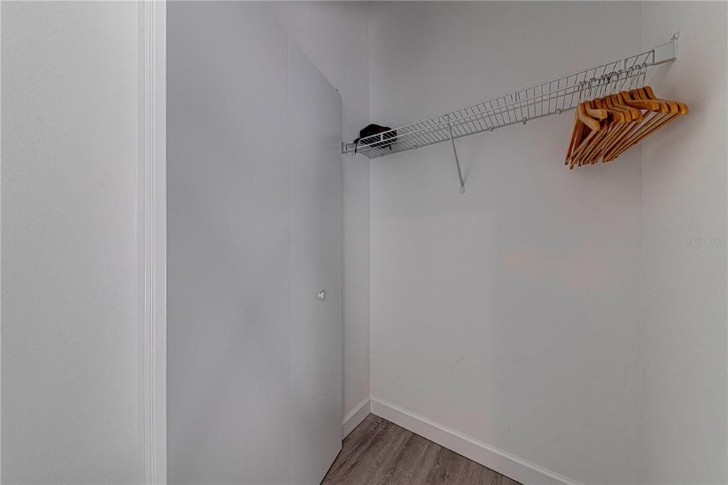 合同活跃: $329,999 (5 贝兹, 4 浴室, 1671 平方英尺)