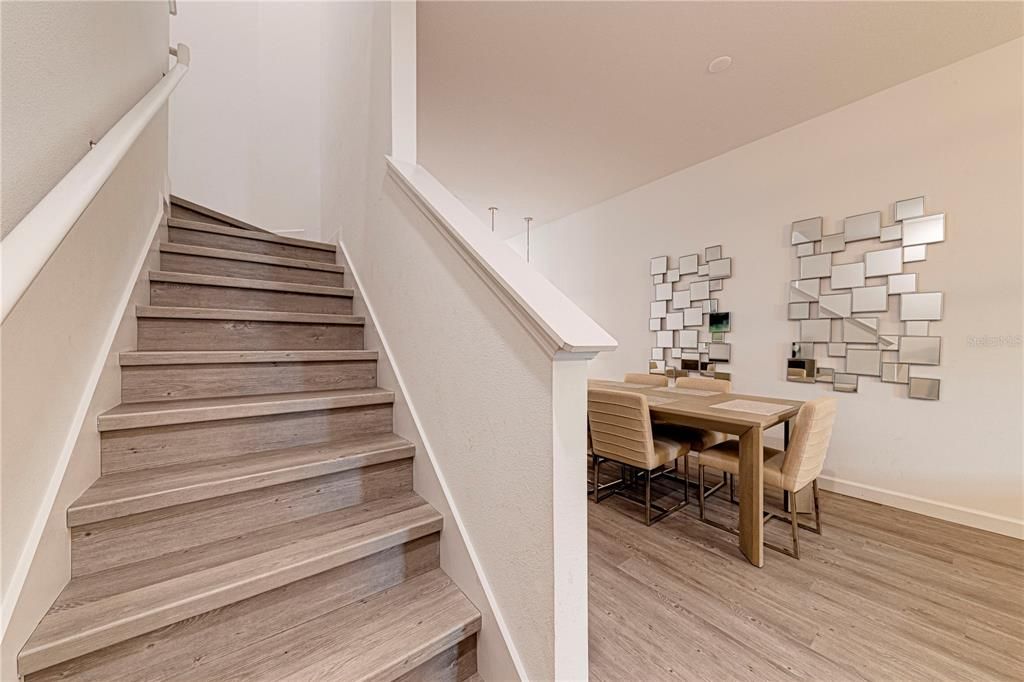 合同活跃: $329,999 (5 贝兹, 4 浴室, 1671 平方英尺)