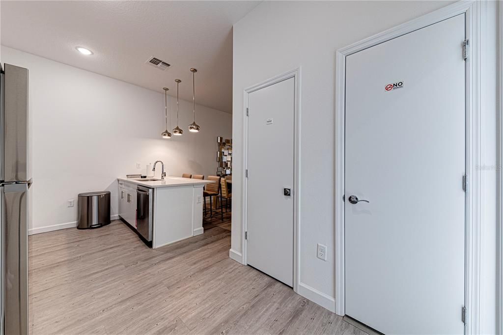 合同活跃: $329,999 (5 贝兹, 4 浴室, 1671 平方英尺)