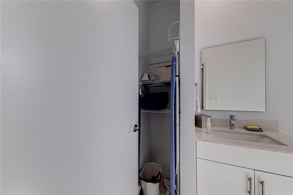 合同活跃: $329,999 (5 贝兹, 4 浴室, 1671 平方英尺)