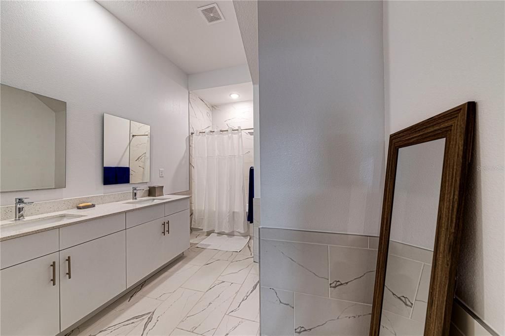 合同活跃: $329,999 (5 贝兹, 4 浴室, 1671 平方英尺)