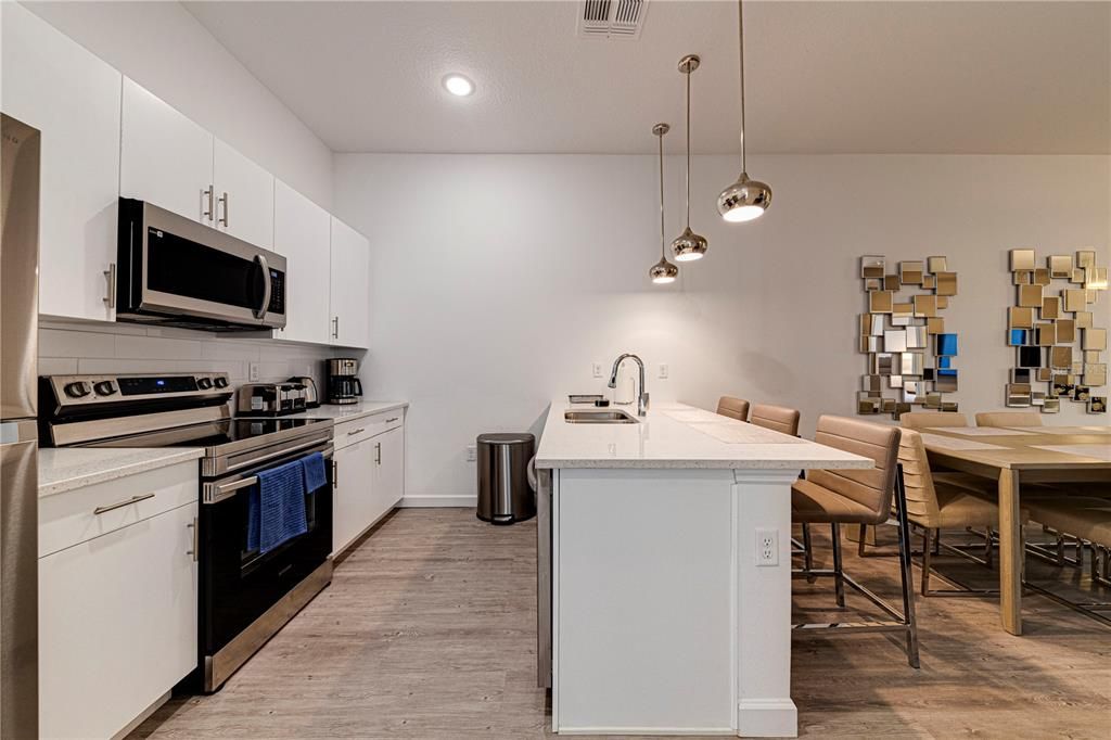 合同活跃: $329,999 (5 贝兹, 4 浴室, 1671 平方英尺)