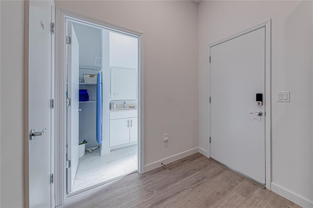 合同活跃: $329,999 (5 贝兹, 4 浴室, 1671 平方英尺)