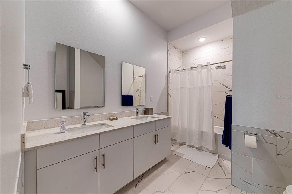 合同活跃: $329,999 (5 贝兹, 4 浴室, 1671 平方英尺)