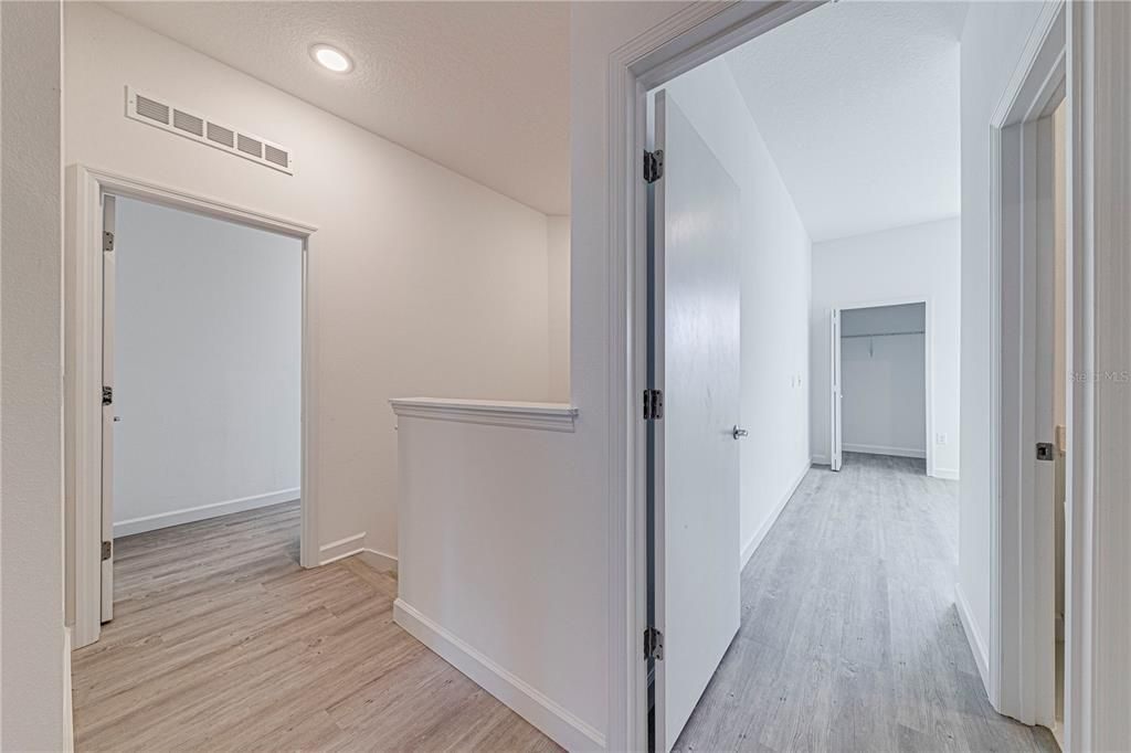 合同活跃: $329,999 (5 贝兹, 4 浴室, 1671 平方英尺)